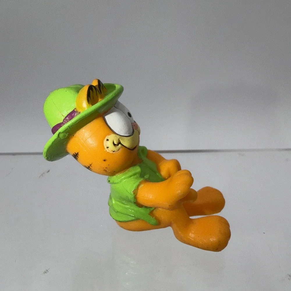 GARFIELD the Cat - SItting Figurine in Green Safari Hat and Vest-‎ 1981 - 2 1/4